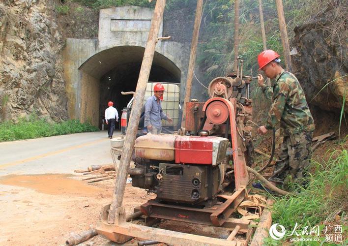 4月25日,广西建业勘察设计地质钻探队工程技术人员在宁明花山